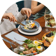 Des personnes à table pour partager un repas
